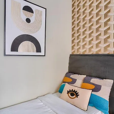 02 - Pretty 4bdr Flat In Apartment *